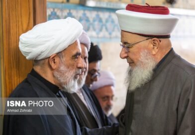 الشيخ غازي حنينه يقوم بواجب العزاء بوفاة الحاج محمد قمي