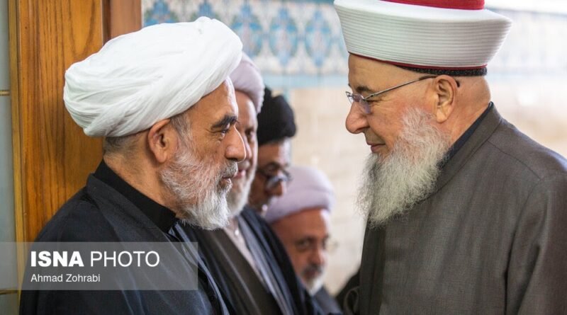 الشيخ غازي حنينه يقوم بواجب العزاء بوفاة الحاج محمد قمي